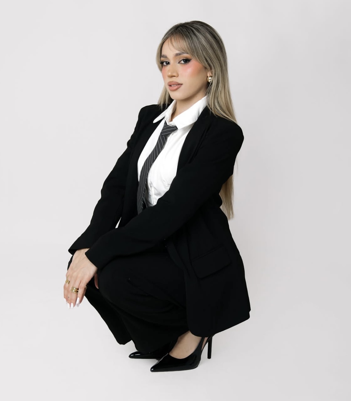 Omarys Colón Santiago, fundadora de FLORART, con traje negro y camisa blanca